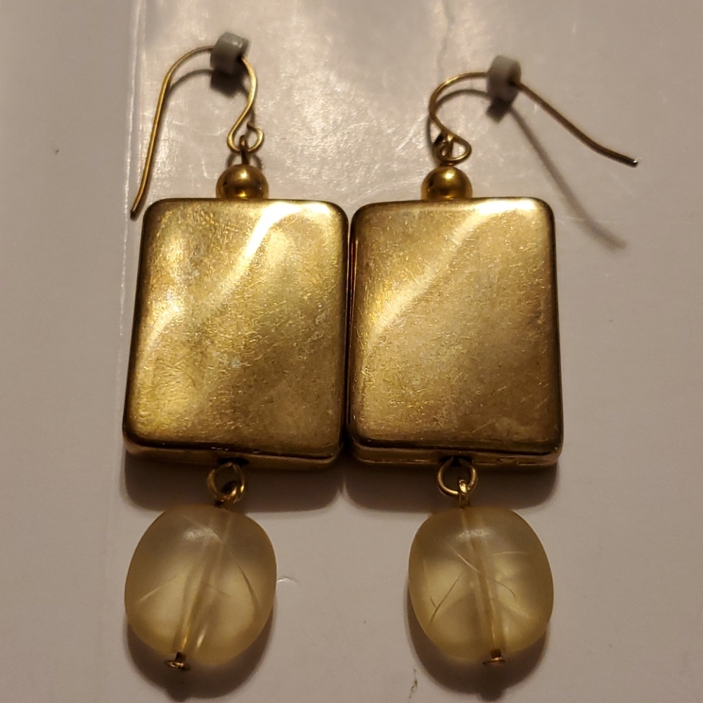 Pierced drop gold finish,square and crystals